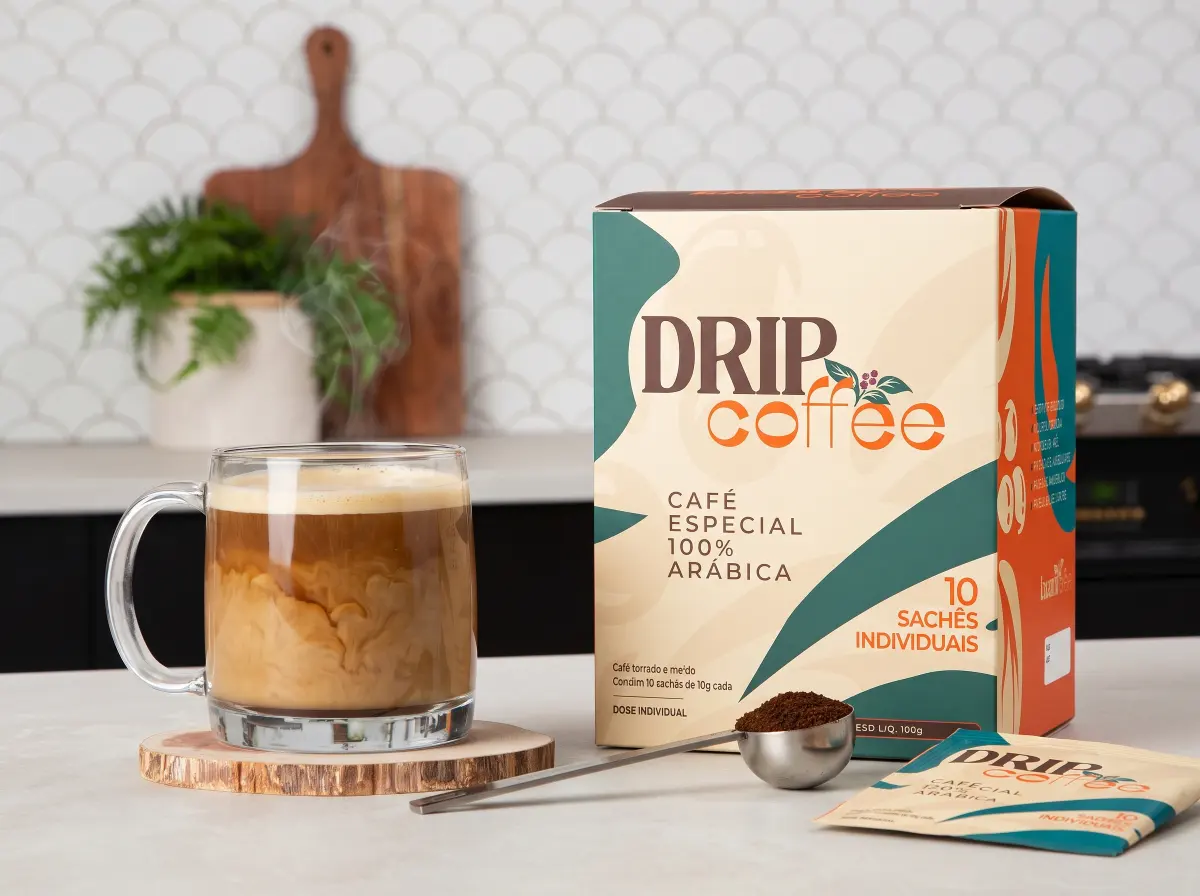 Xícara servida ao lado da caixa de Drip Coffee Fasane